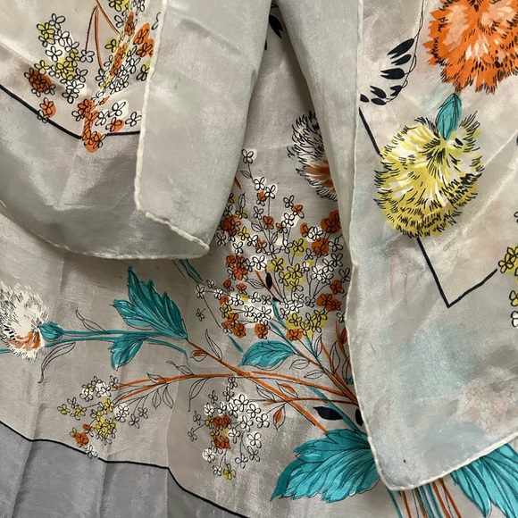 VTG Stunning Hand rolled Silk Scarf with flowers. Unbranded,dove gray background - Picture 4 of 9